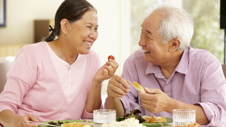 Bệnh nhân lớn tuổi sau khi phẫu thuật nên có chế độ dinh dưỡng ra sao?